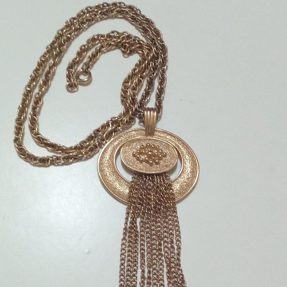 VINTAGE AVON DOUBLE OVAL GOLD TONE TASSEL PENDANT NECKLACE